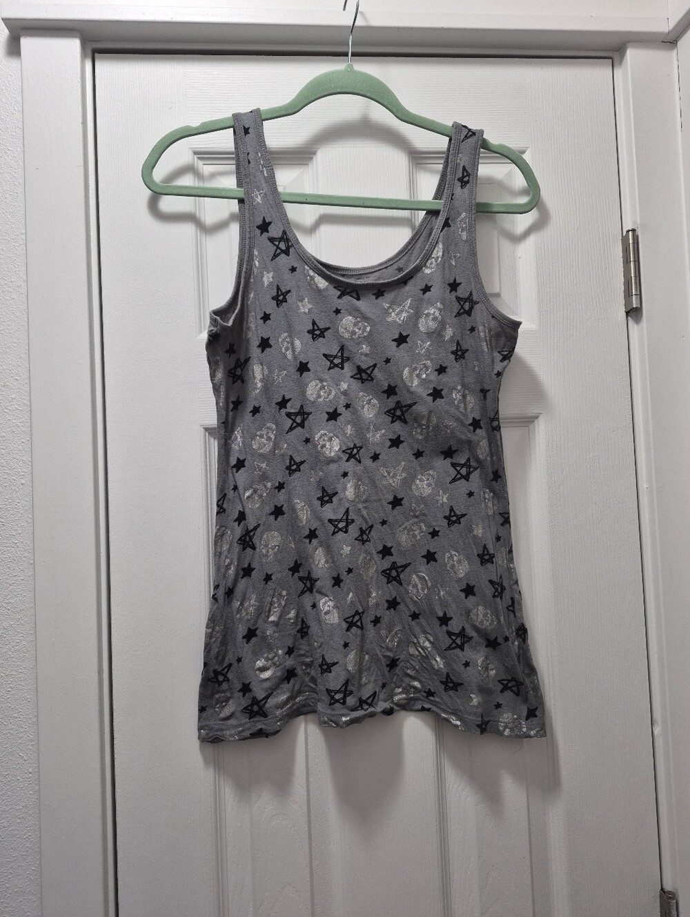 No Boundaries Gray Star & Skull Print Tank Top